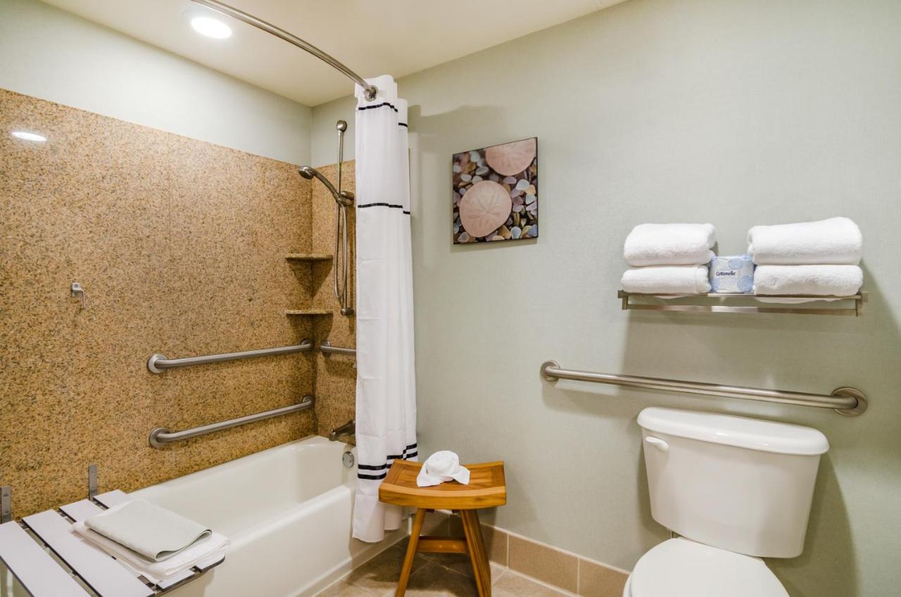 Queen Room with Roll-In Shower - Accessible/Non-Smoking