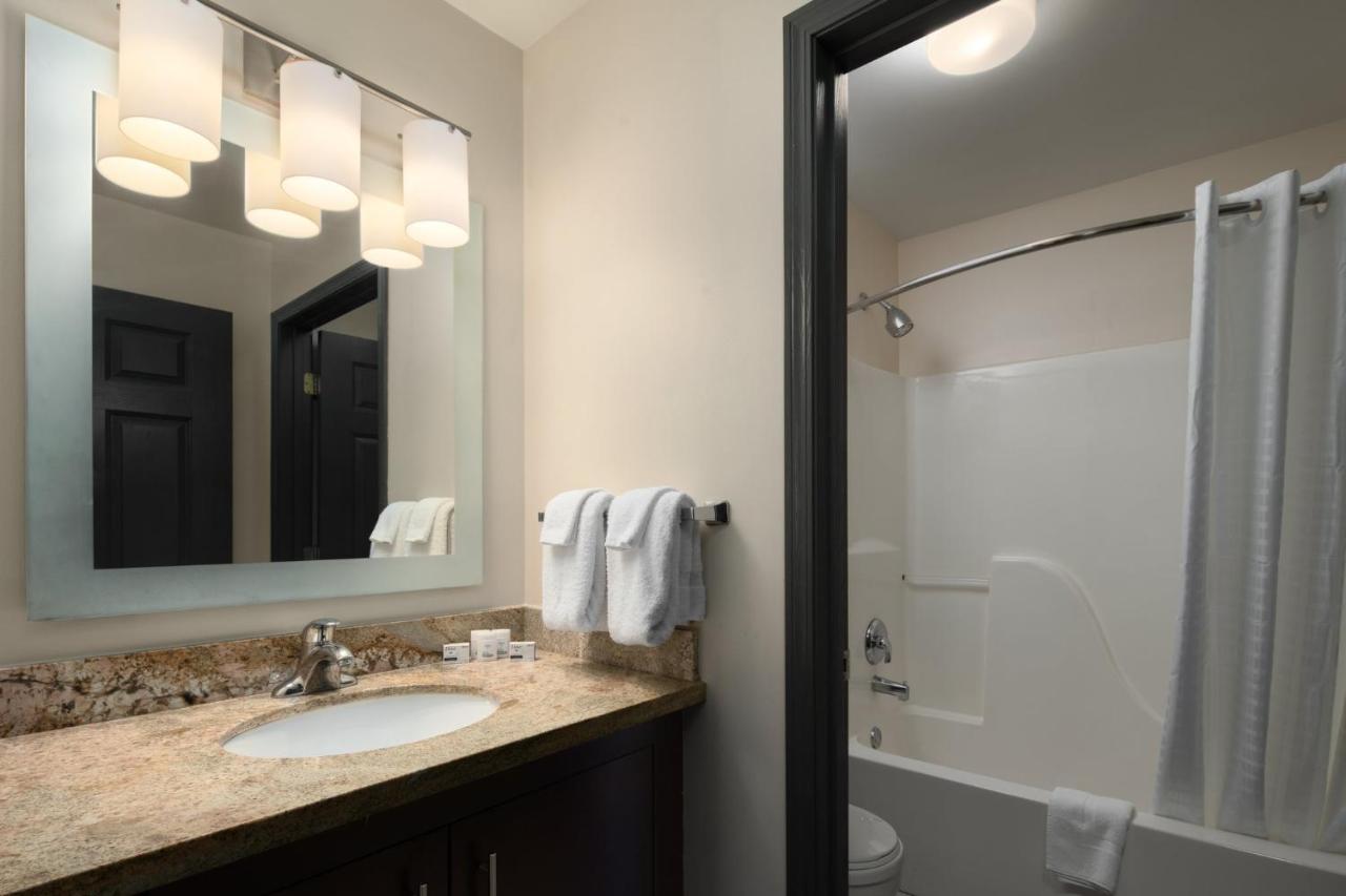 Studio Queen Suite with Mobility Accessible Tub